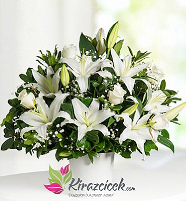 Beyaz lilyum ve gül arajmanı