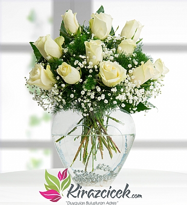 Kalp Vazoda 11 Beyaz Gül