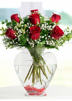 Kalp Vazoda 7 Kırmızı Gül